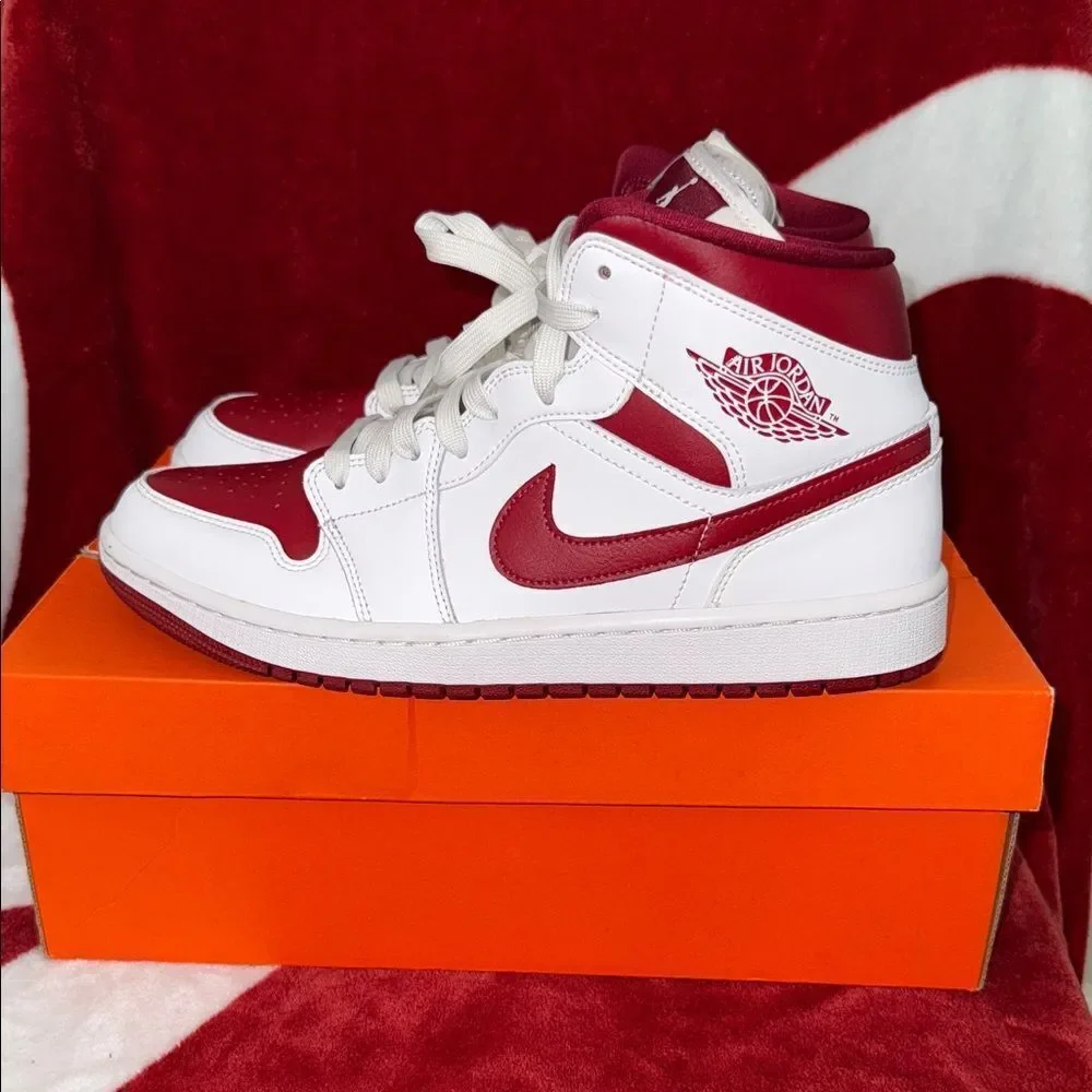 Air Jordan Retro 1 red White High-Top Sneakers